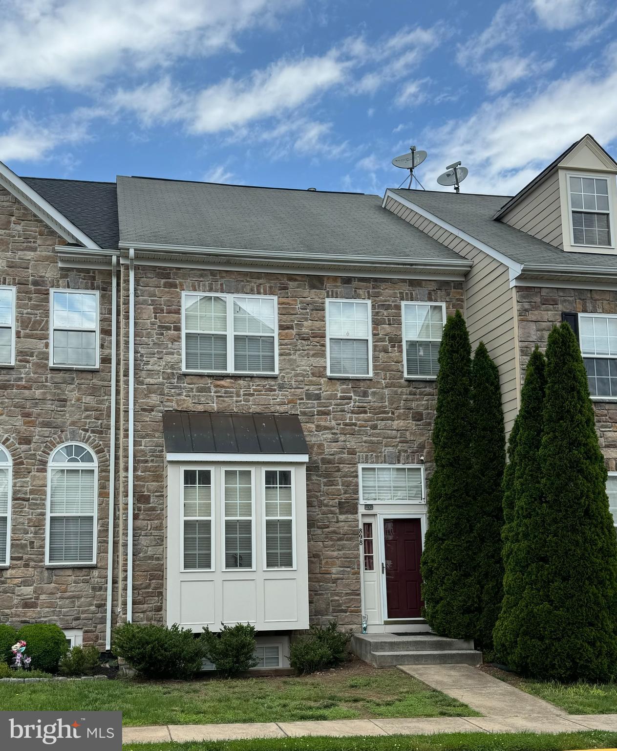 898 Buttonwood Ter NE