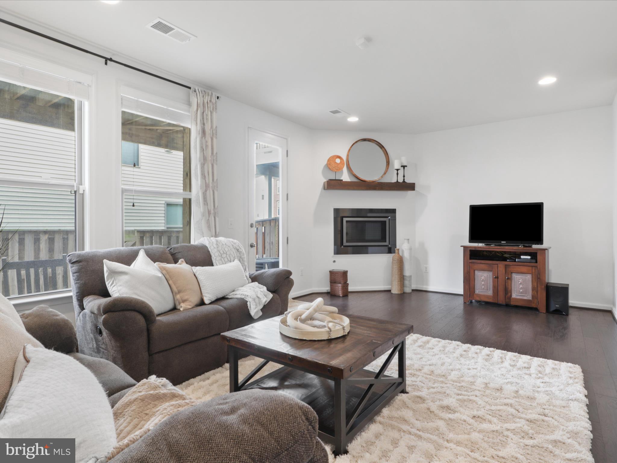 42361 Dogwood Glen Sq