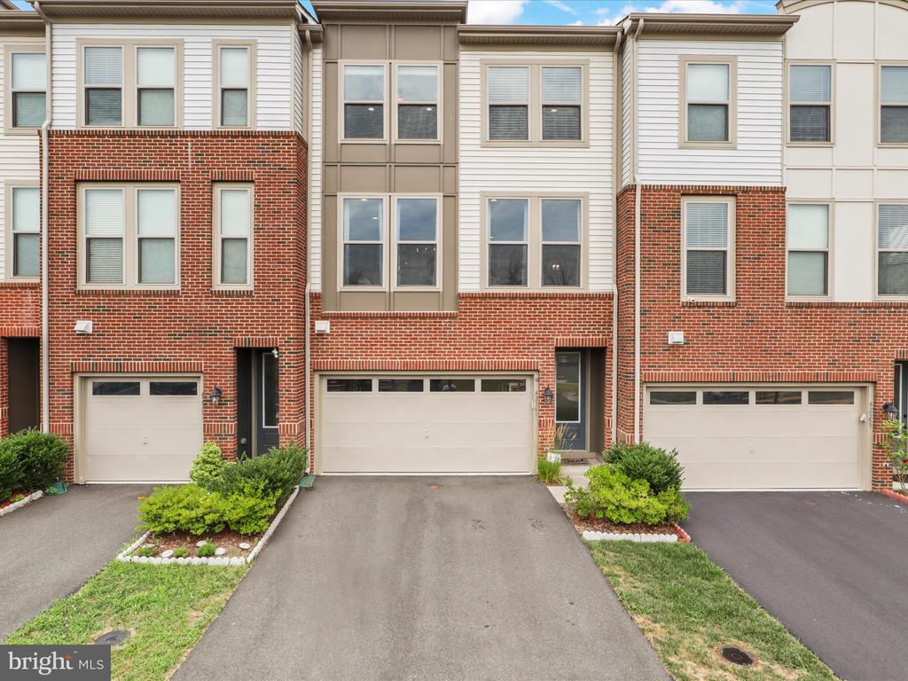 42361 Dogwood Glen Sq