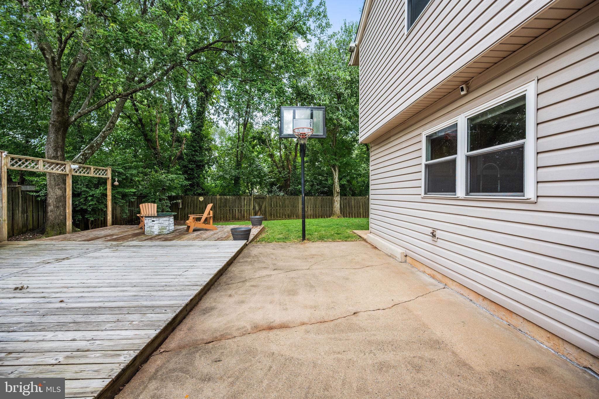 226 W Meadowland Ln W