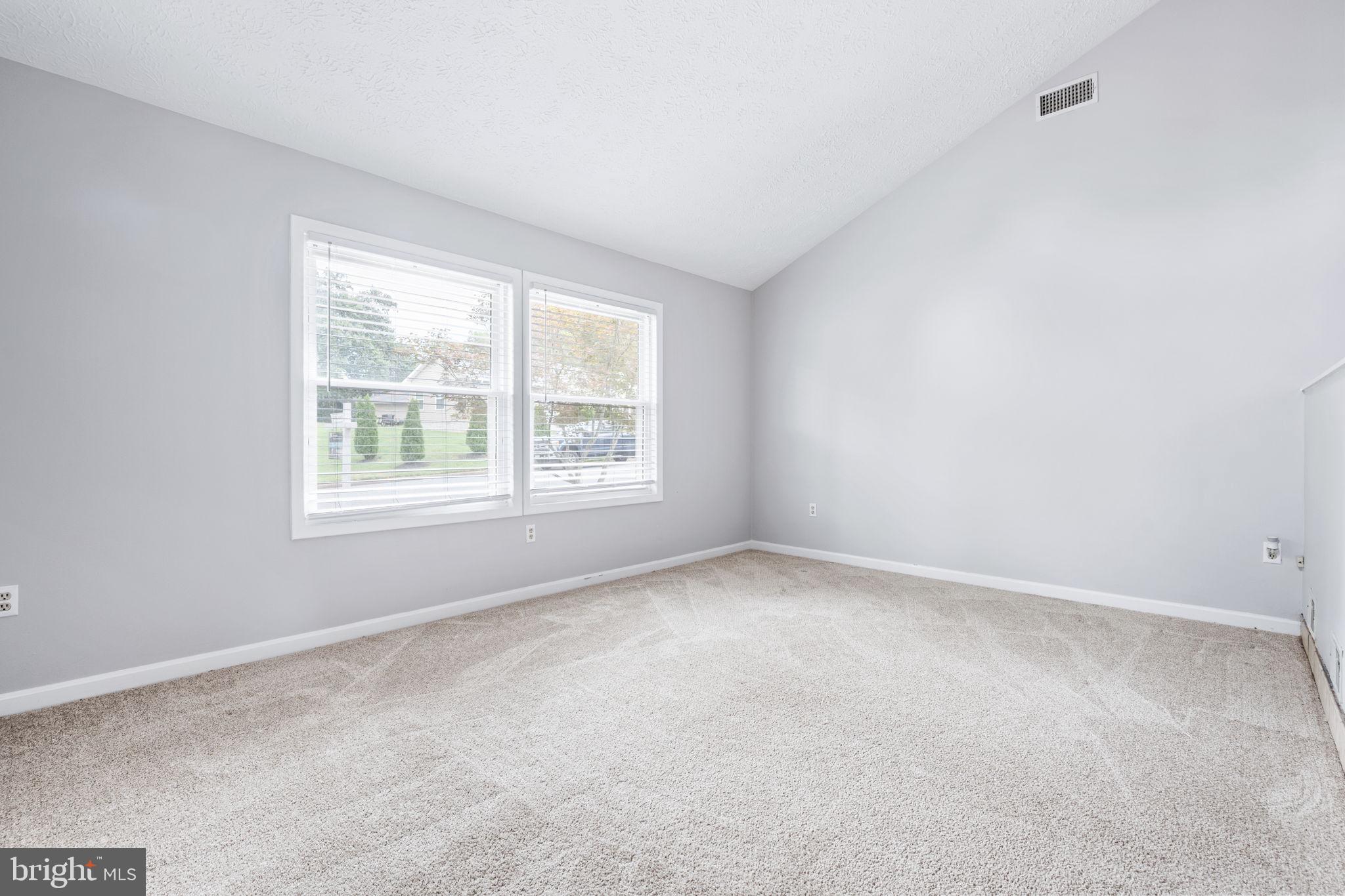 226 W Meadowland Ln W