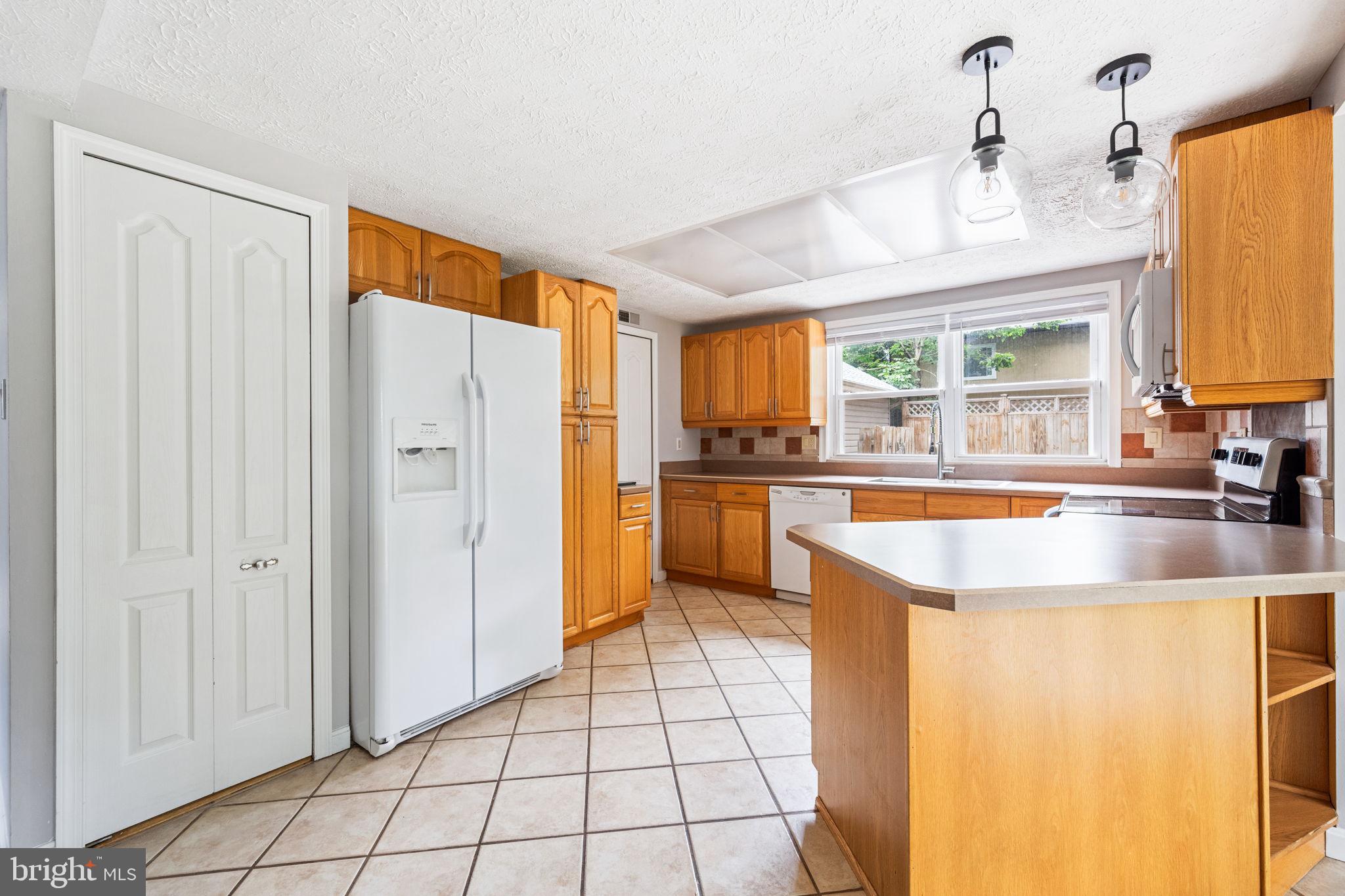 226 W Meadowland Ln W