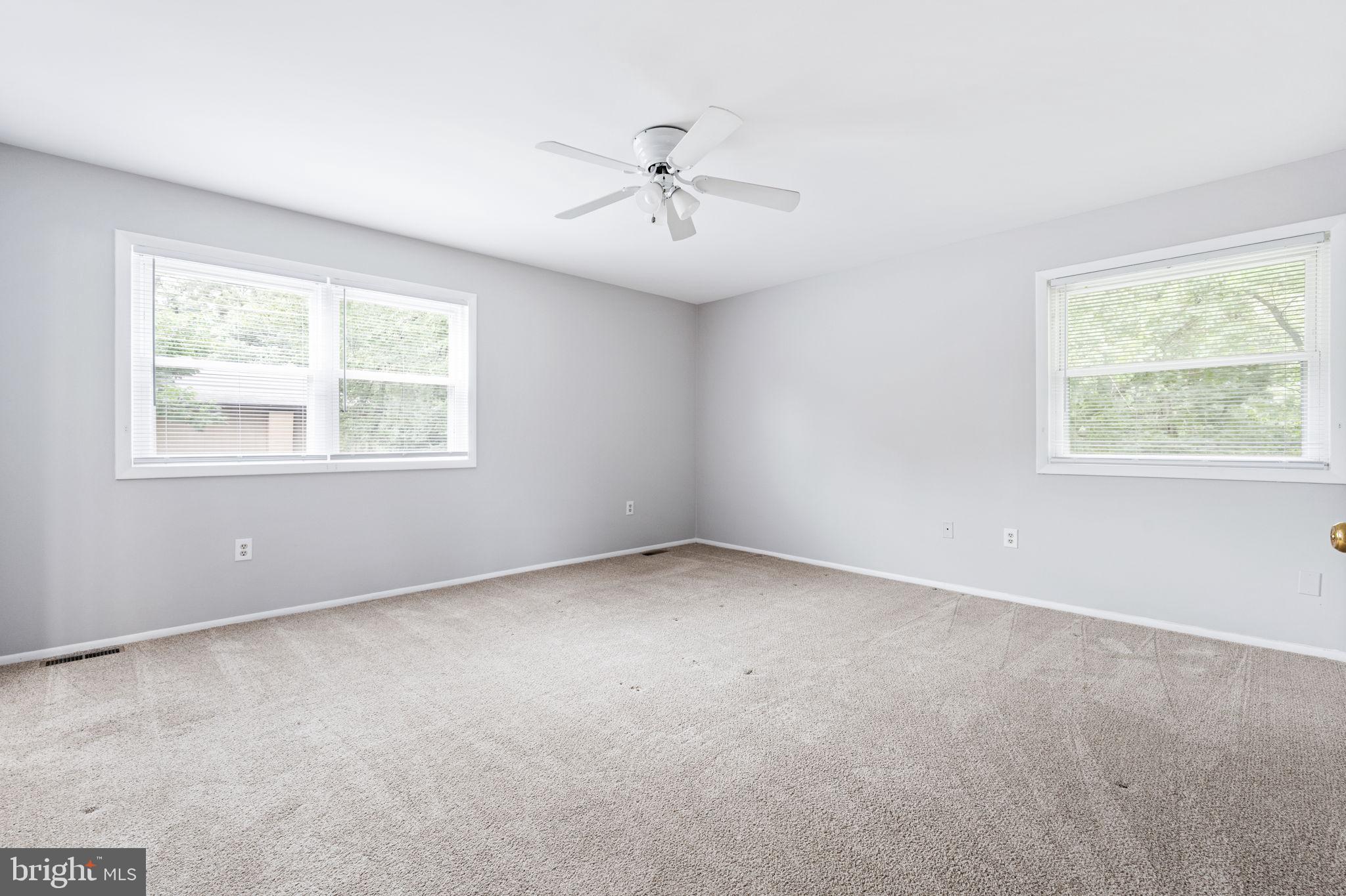 226 W Meadowland Ln W