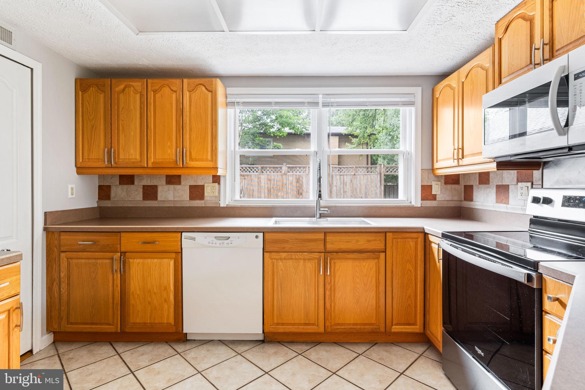 226 W Meadowland Ln W