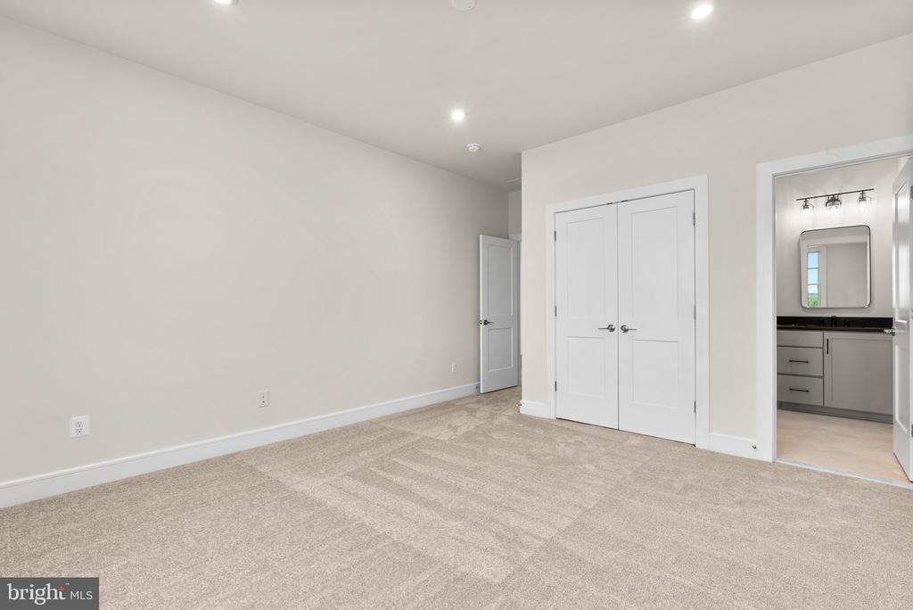 1002 Kalaris Pl SE