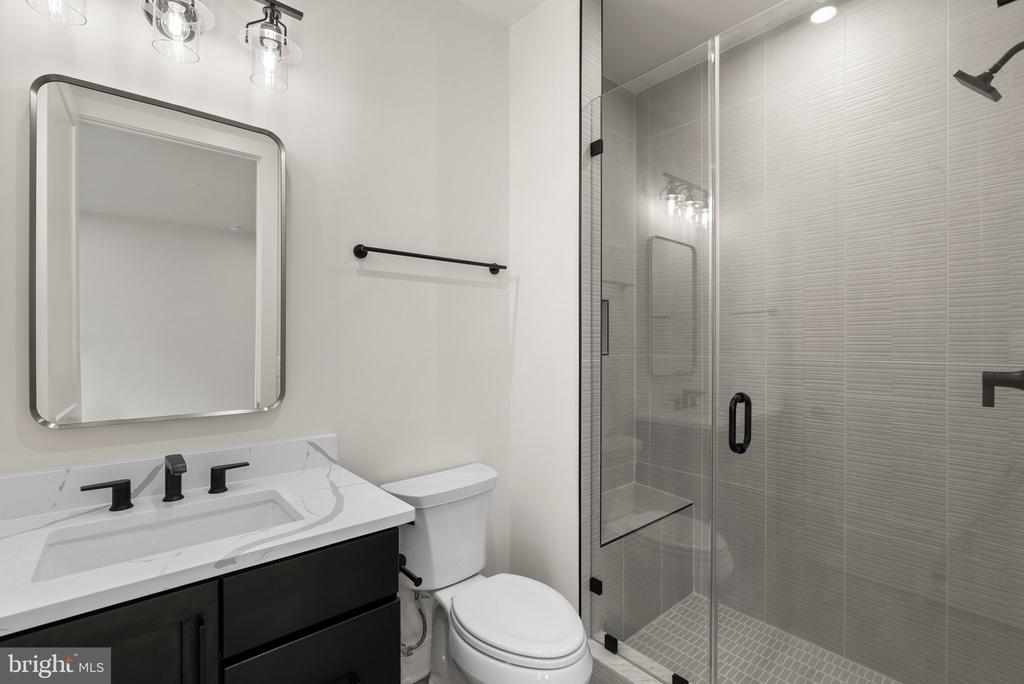 1002 Kalaris Pl SE