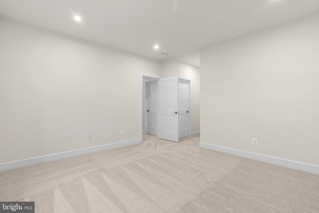 1002 Kalaris Pl SE