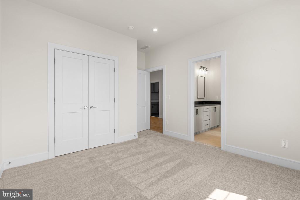 1002 Kalaris Pl SE