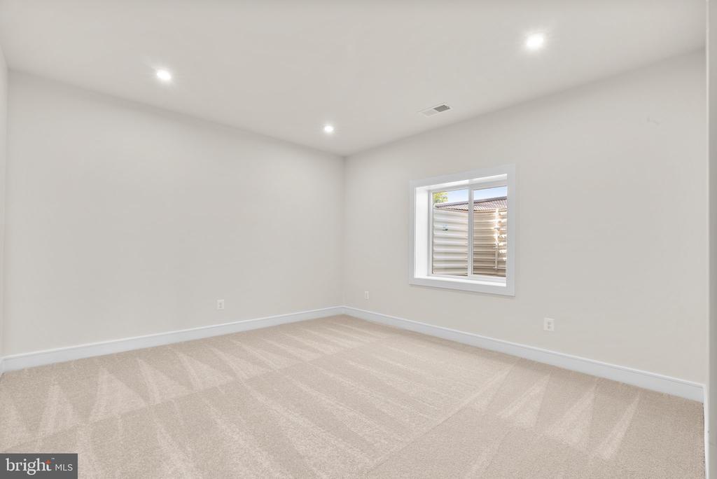1002 Kalaris Pl SE
