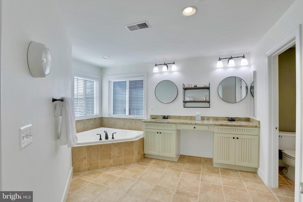 22417 Aging Oak Dr