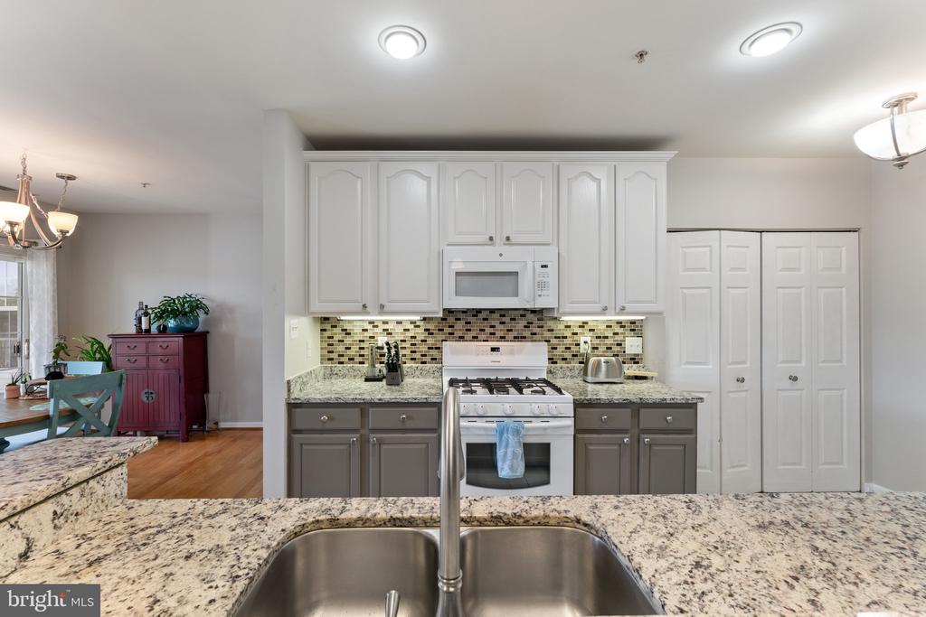 25260 Lake Shore Sq #202