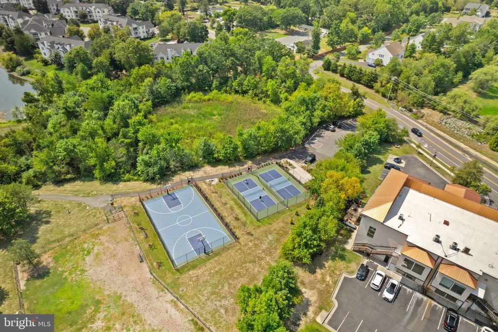 25260 Lake Shore Sq #202