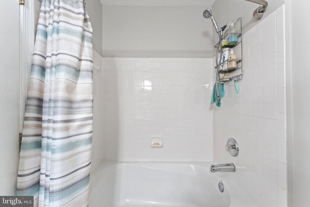 25260 Lake Shore Sq #202