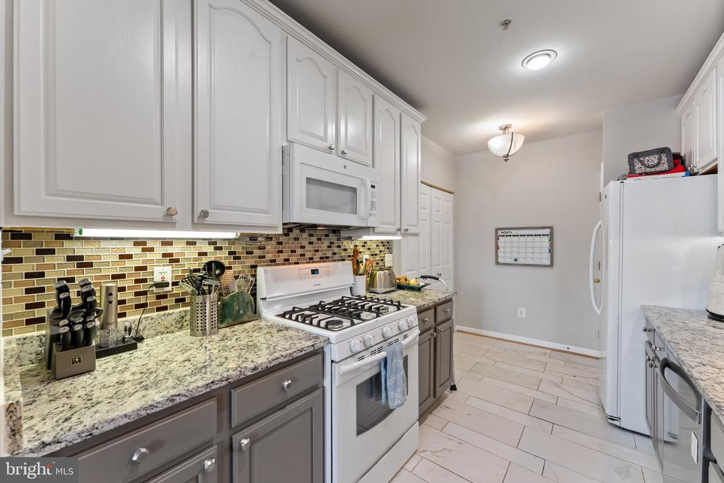 25260 Lake Shore Sq #202