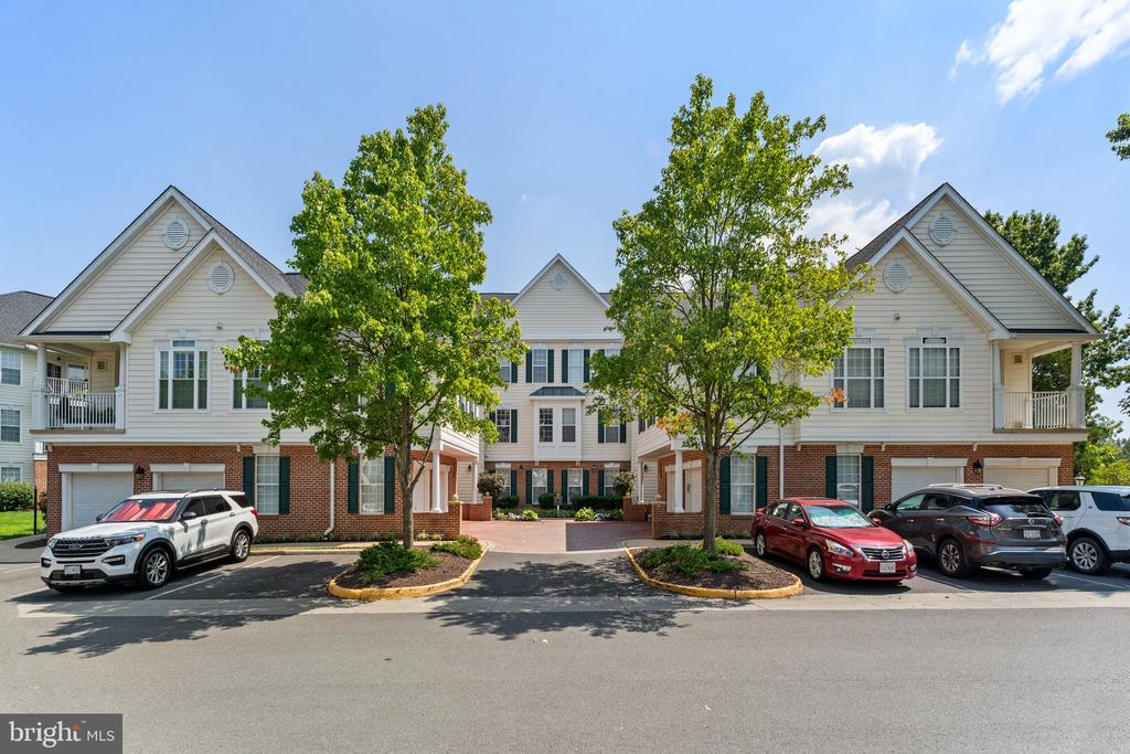 25260 Lake Shore Sq #202