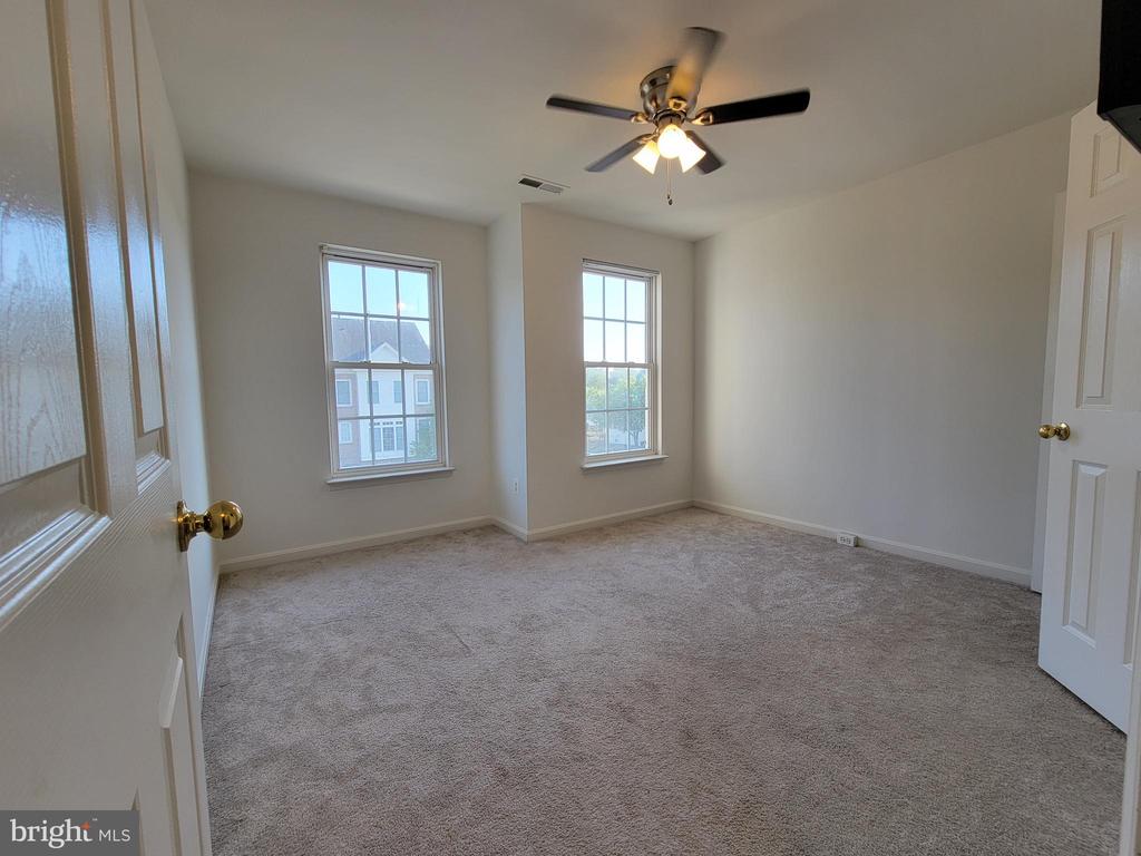 42682 ROLLING ROCK SQ