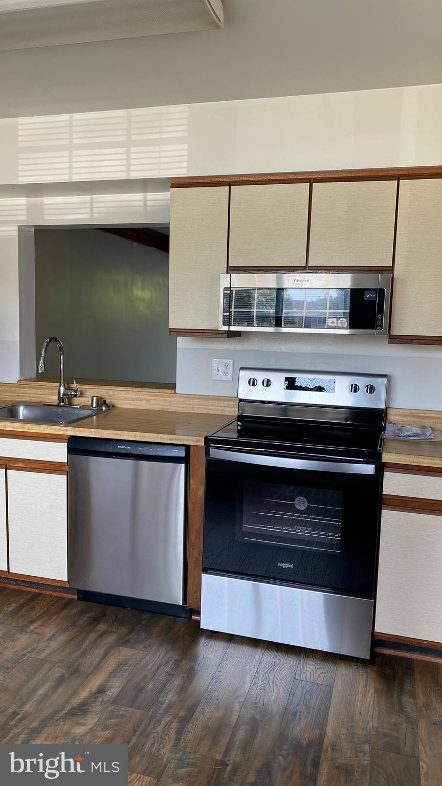 345 Lancaster Sq
