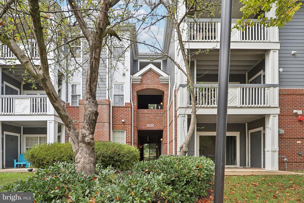 20301 Beechwood Ter #300