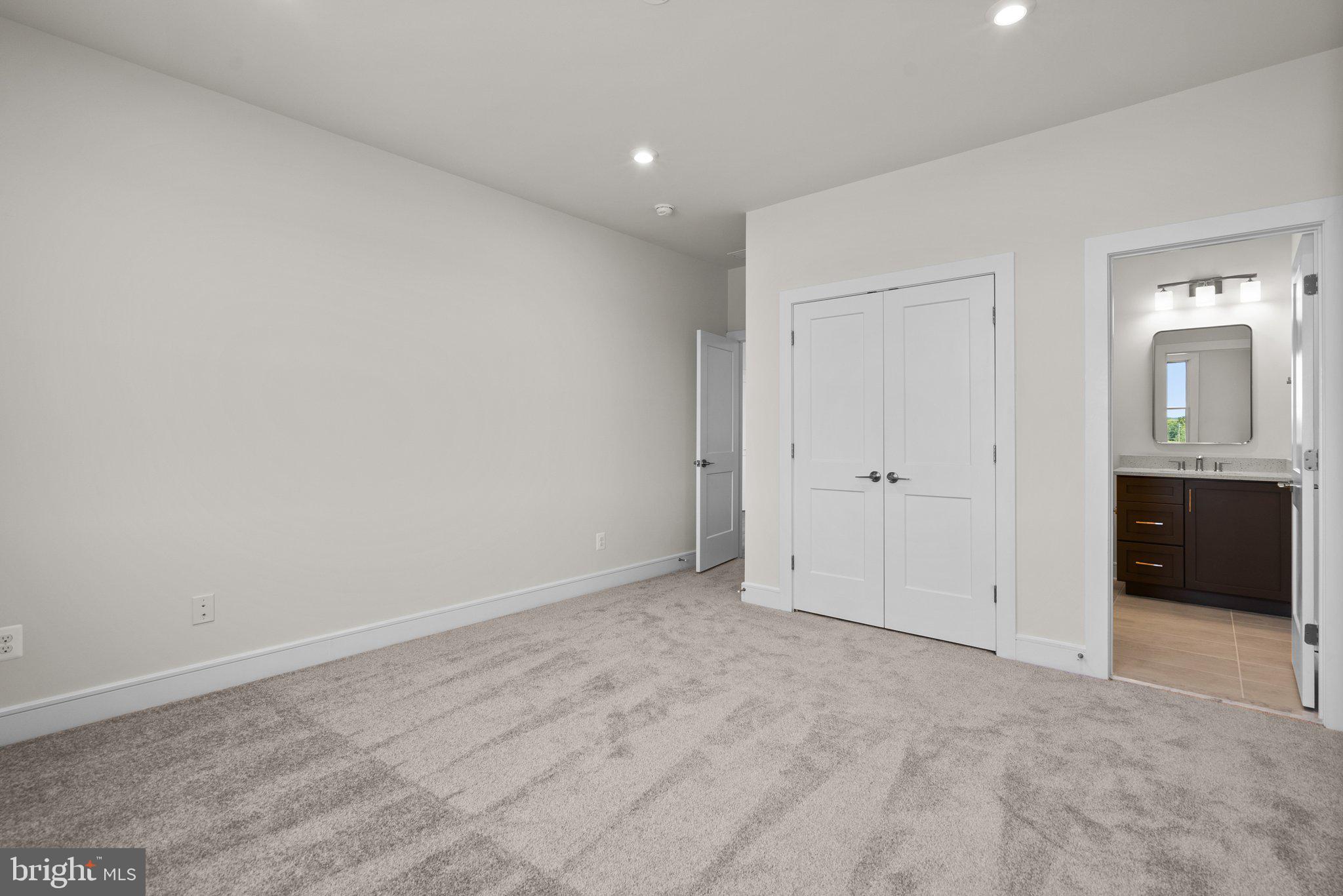 1000 Kalaris Pl SE