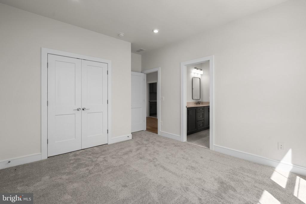 1000 Kalaris Pl SE