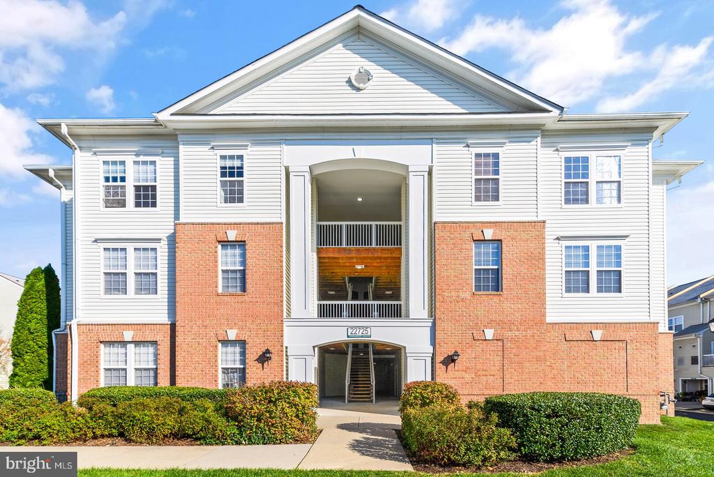 22725 THIMBLEBERRY SQ #202