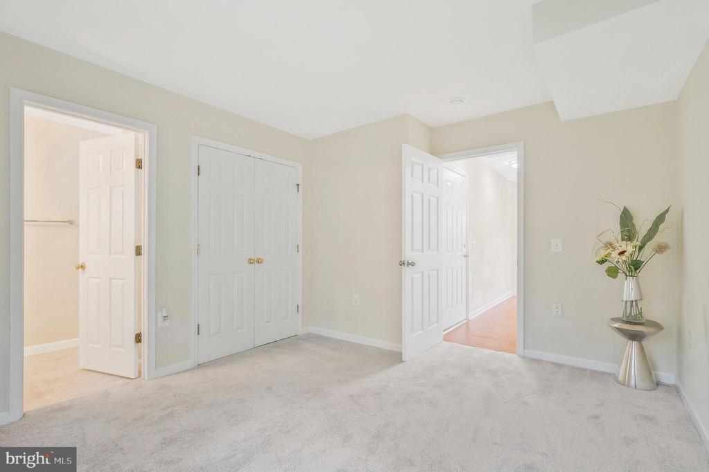 23078 Fontwell Sq