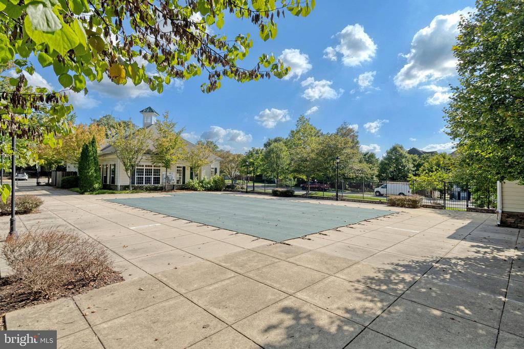 23078 Fontwell Sq