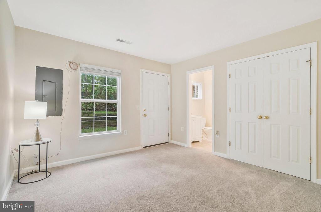 23078 Fontwell Sq