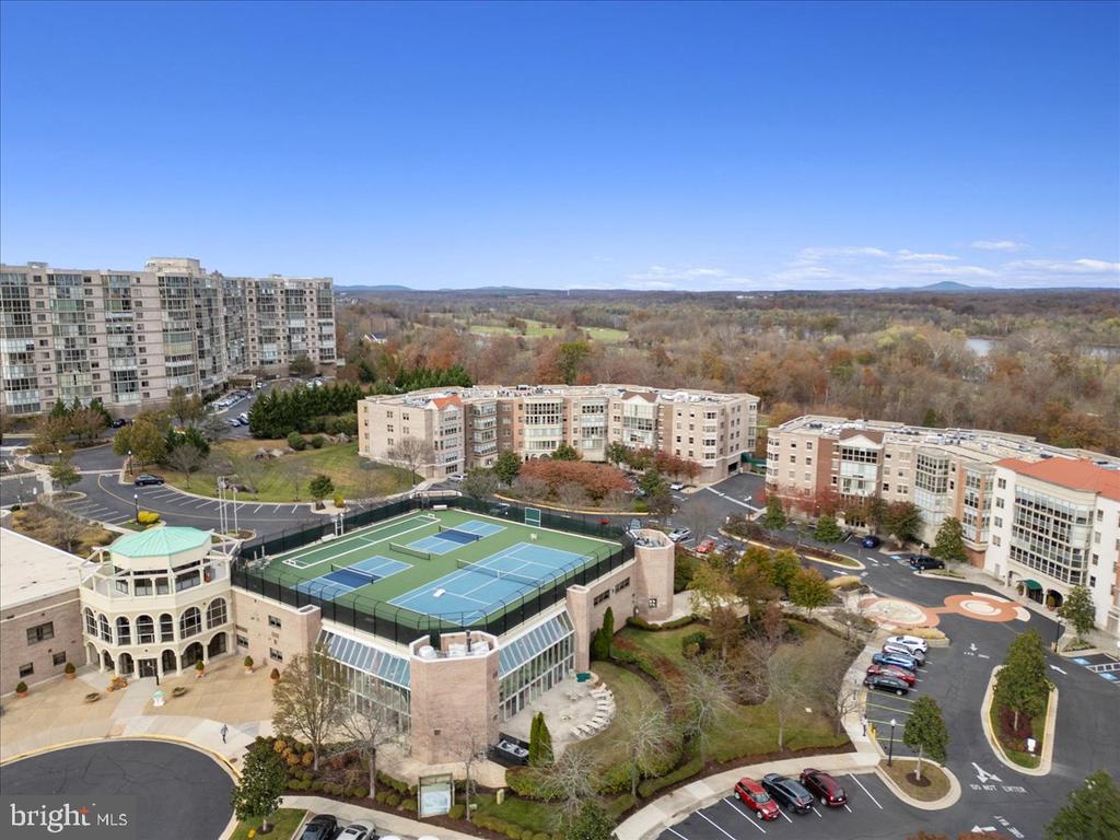 19350 Magnolia Grove Sq #403