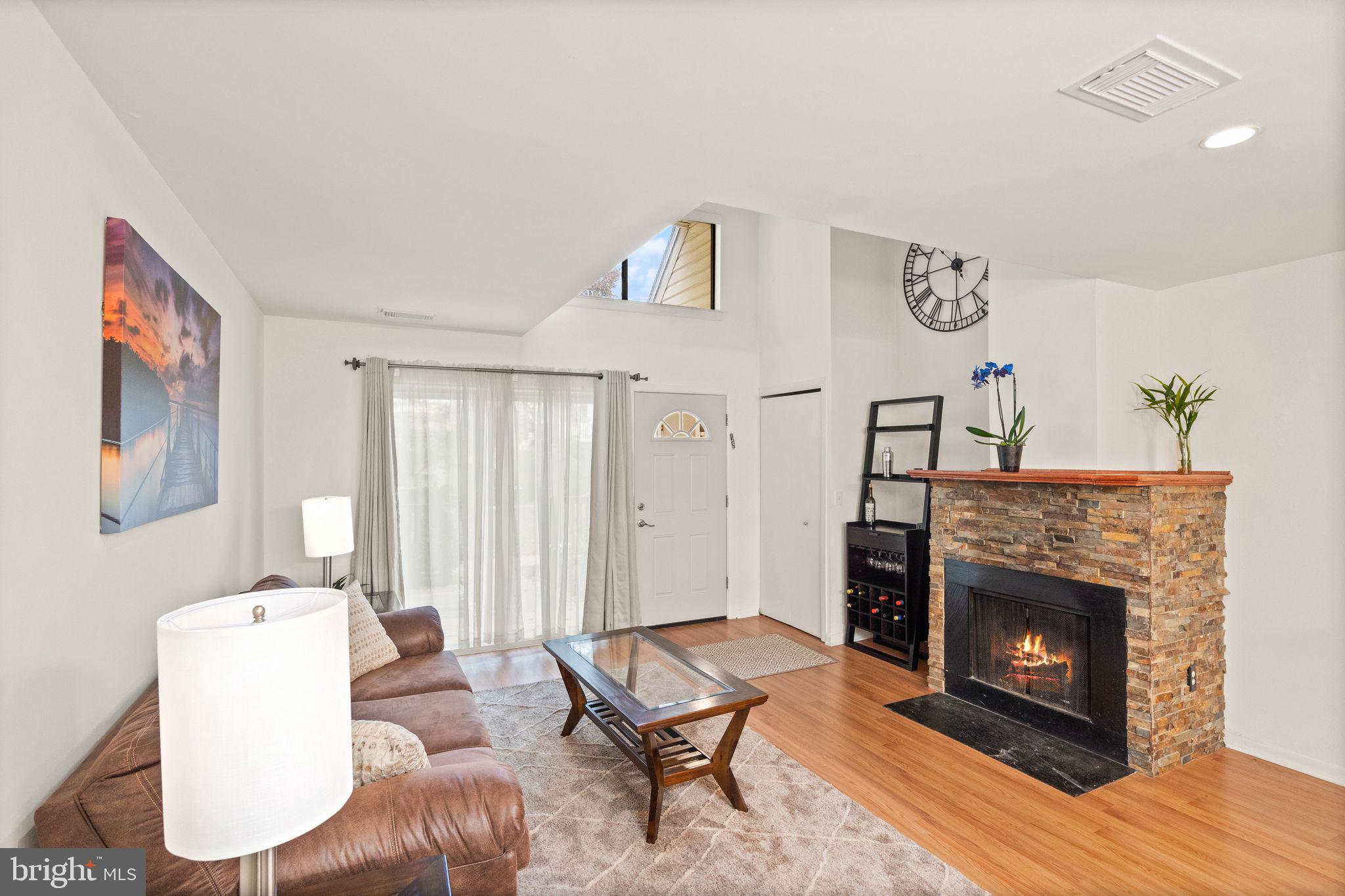 1058 Warwick Ct