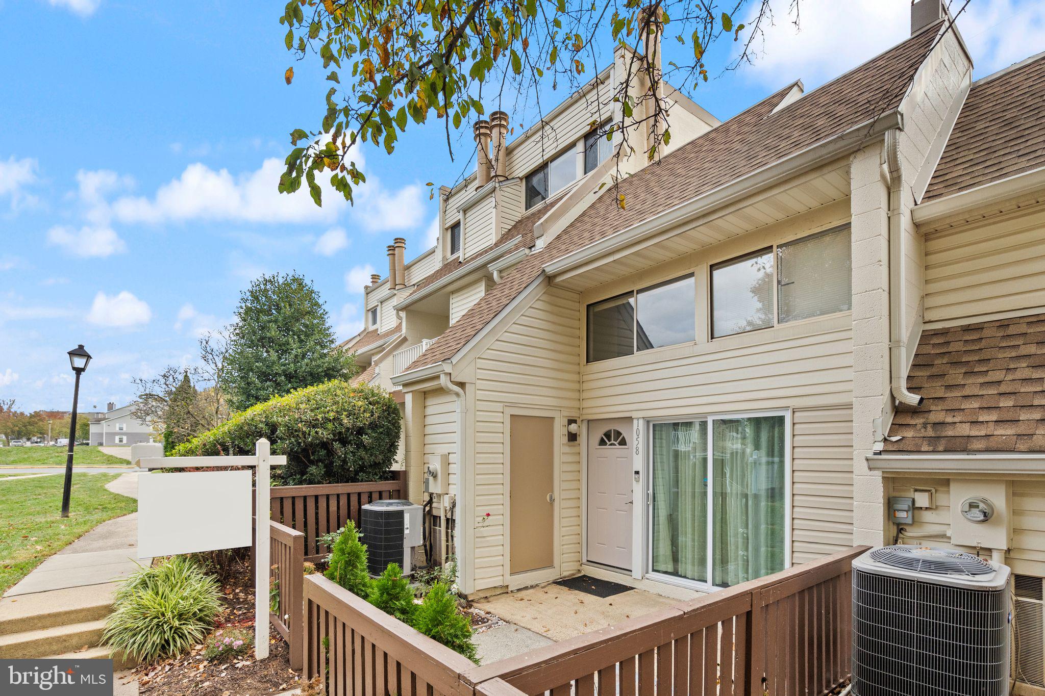 1058 Warwick Ct