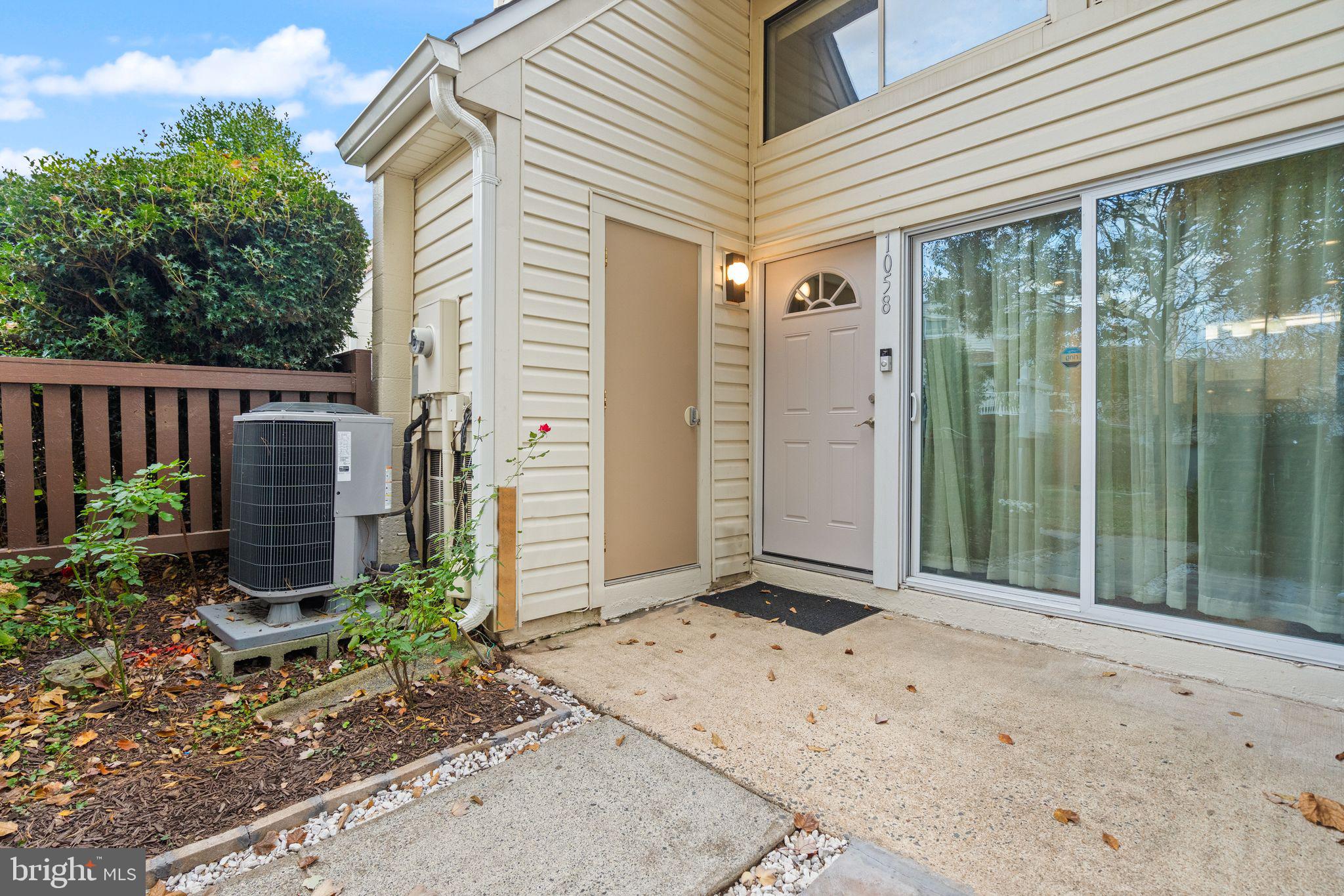 1058 Warwick Ct