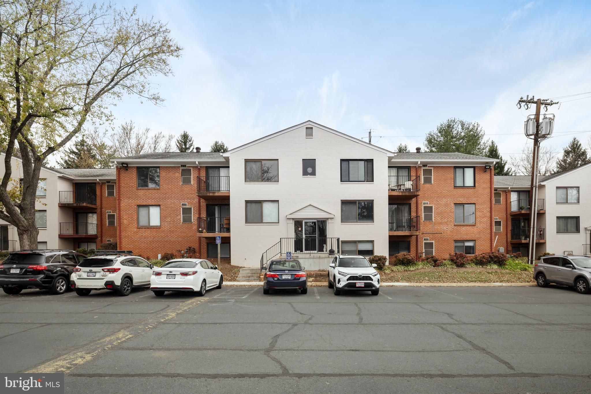 125-J Clubhouse Dr SW #4
