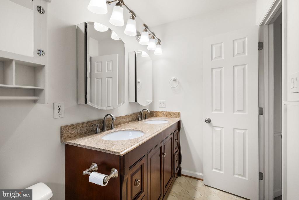 854 Vanderbilt Ter SE