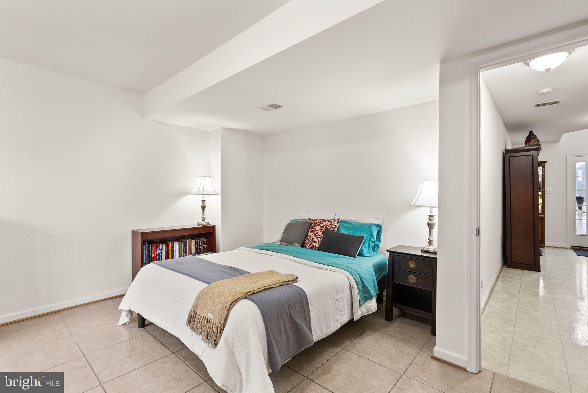 854 Vanderbilt Ter SE