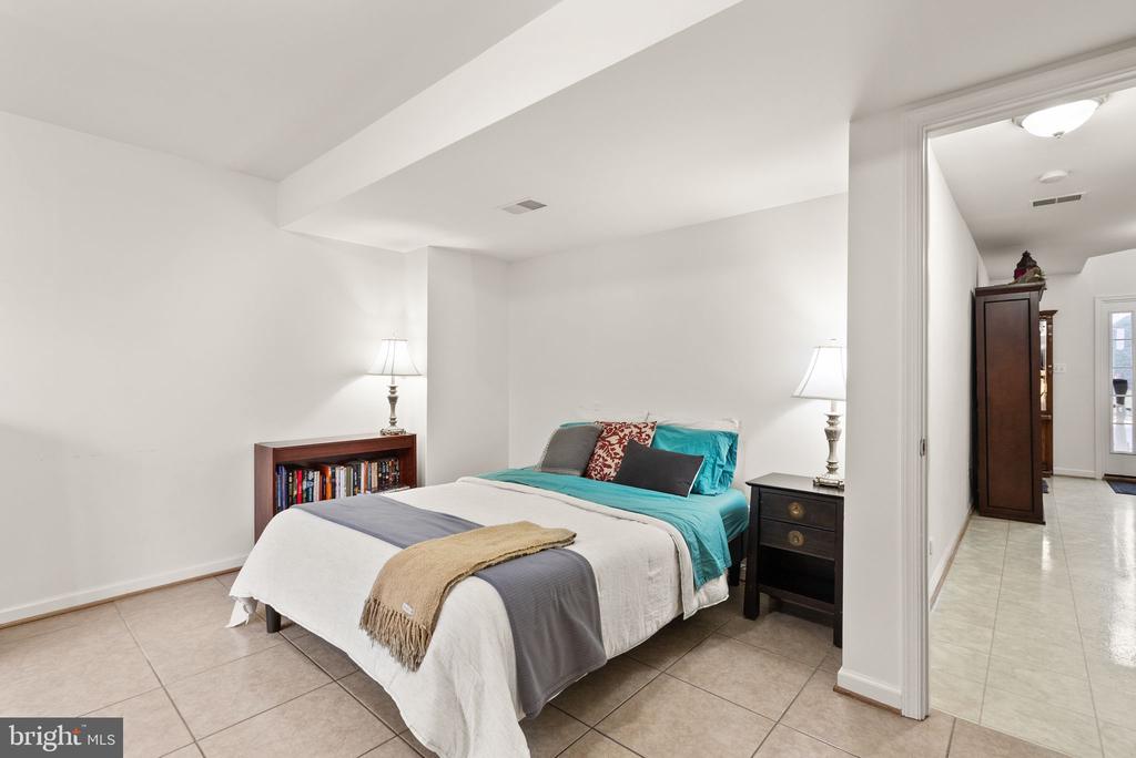 854 Vanderbilt Ter SE