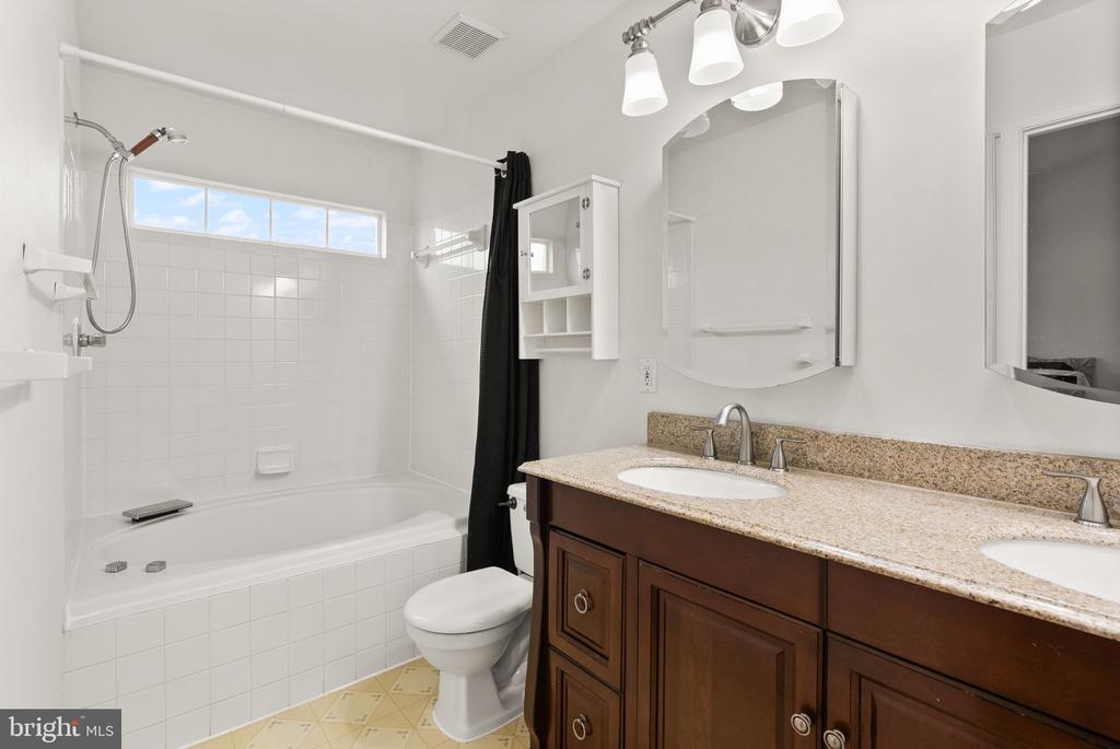 854 Vanderbilt Ter SE