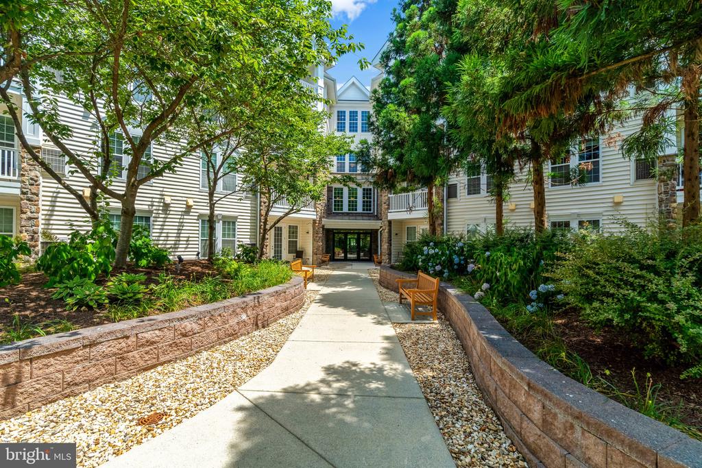 24701 Byrne Meadow Sq #403