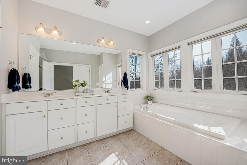 24286 Walnut Hill Pl
