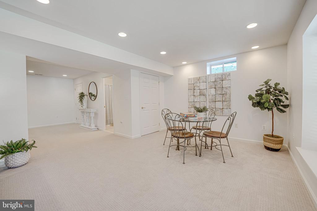 24286 Walnut Hill Pl