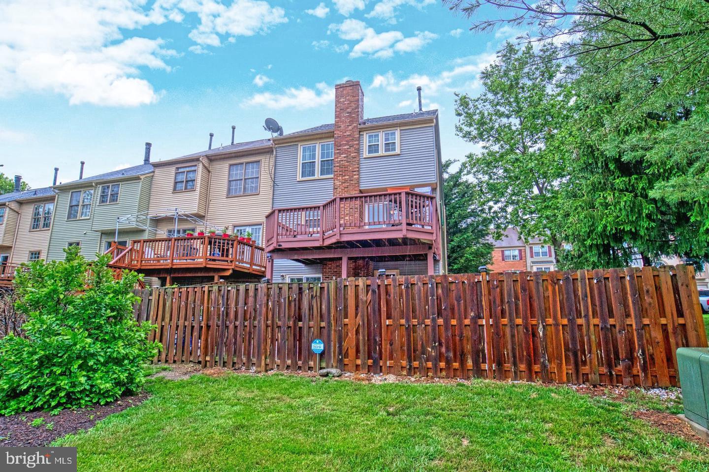 886 TALL OAKS SQ SE