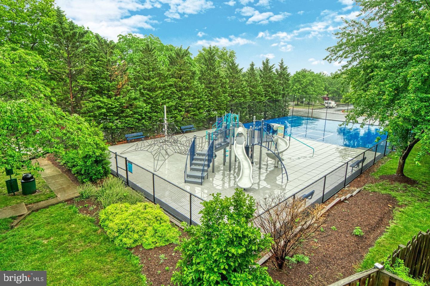886 TALL OAKS SQ SE