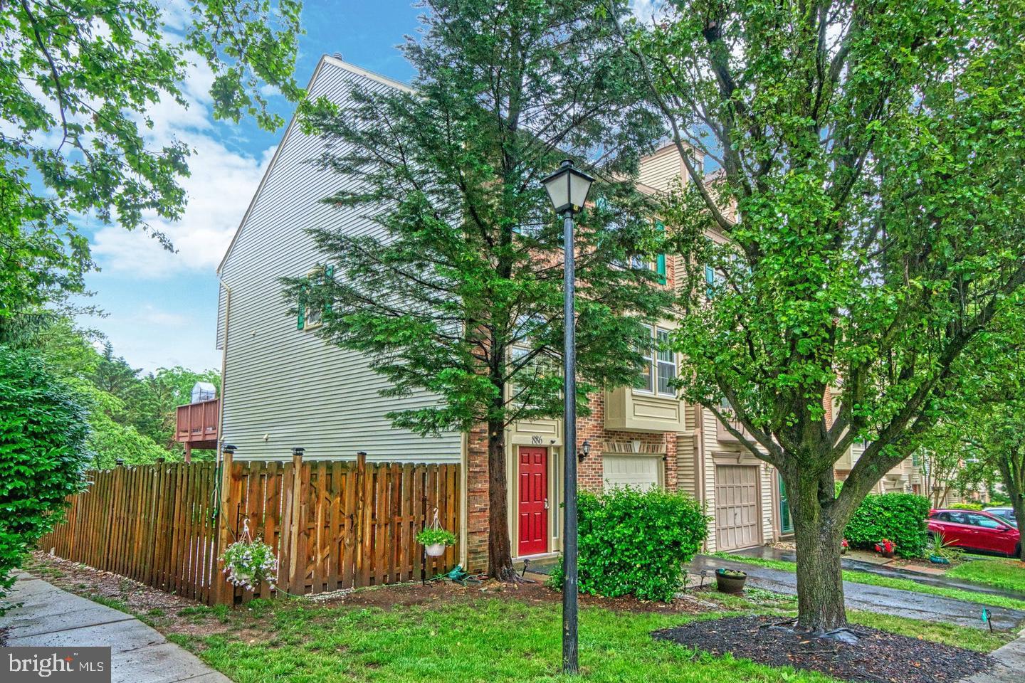 886 TALL OAKS SQ SE