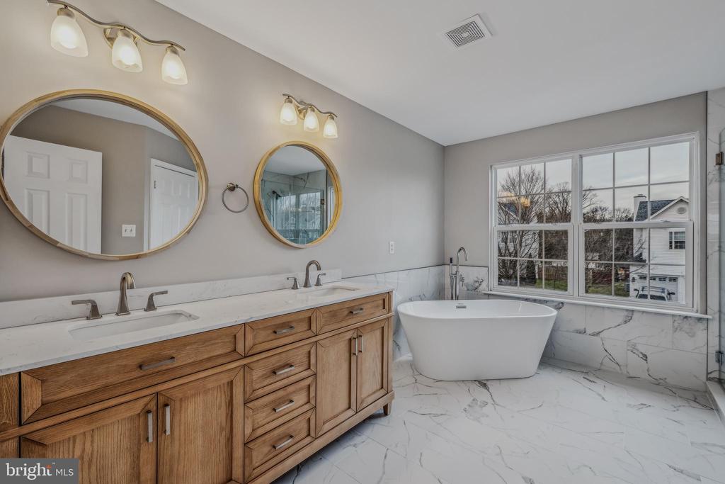 1247 Barksdale Dr NE
