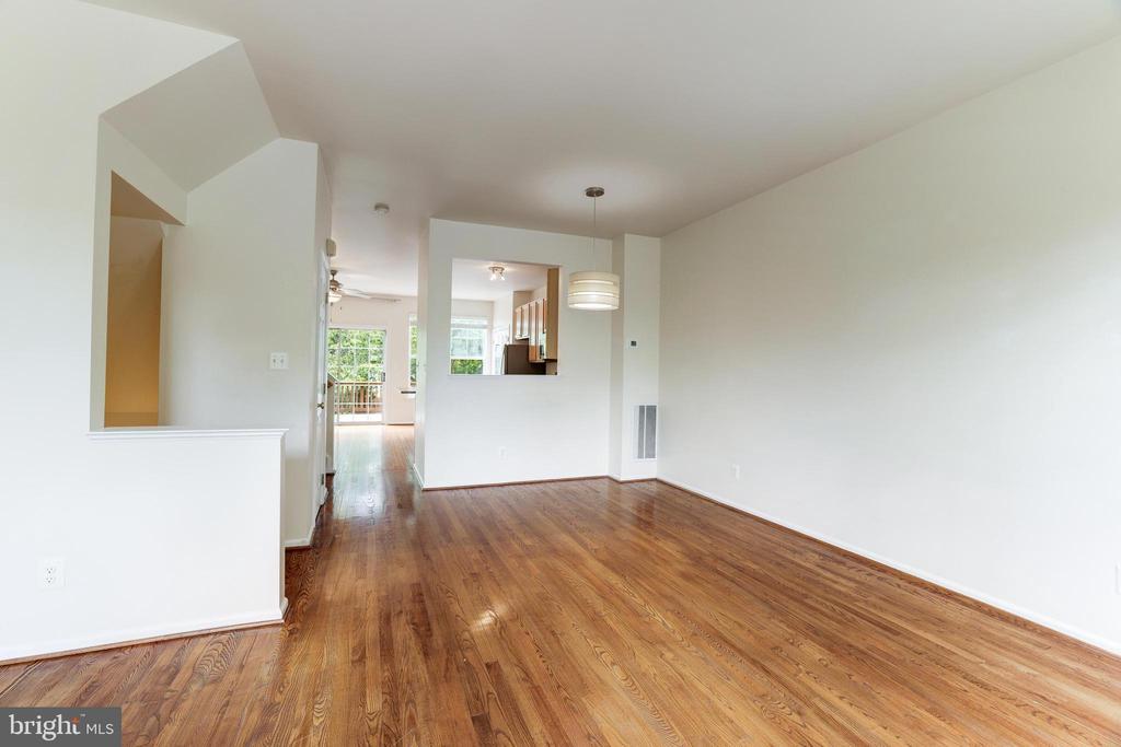 43091 AUTUMNWOOD SQ