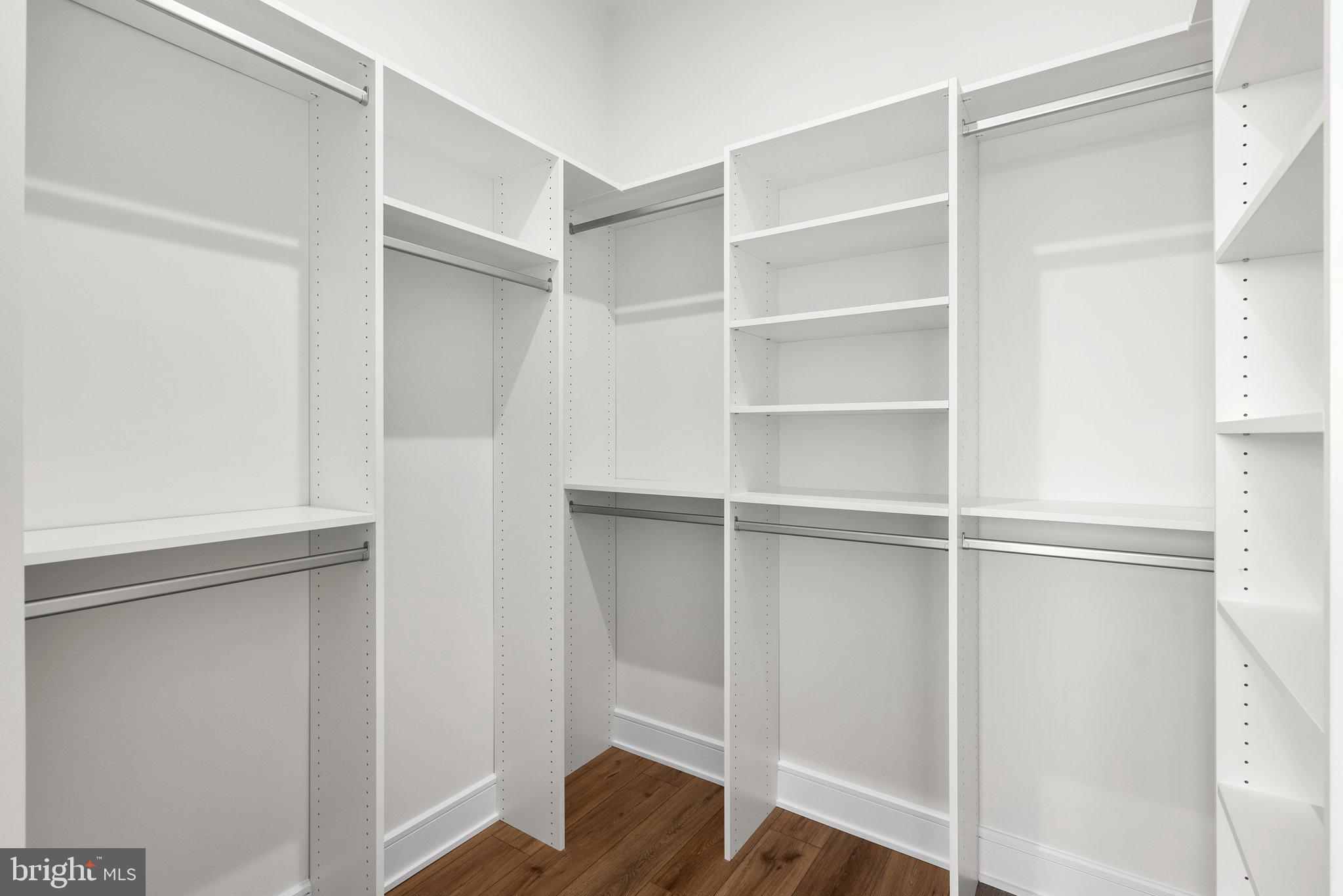 43290 Greeley Sq