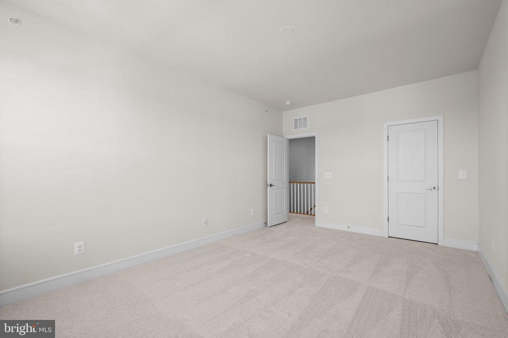 43328 Farringdon Sq