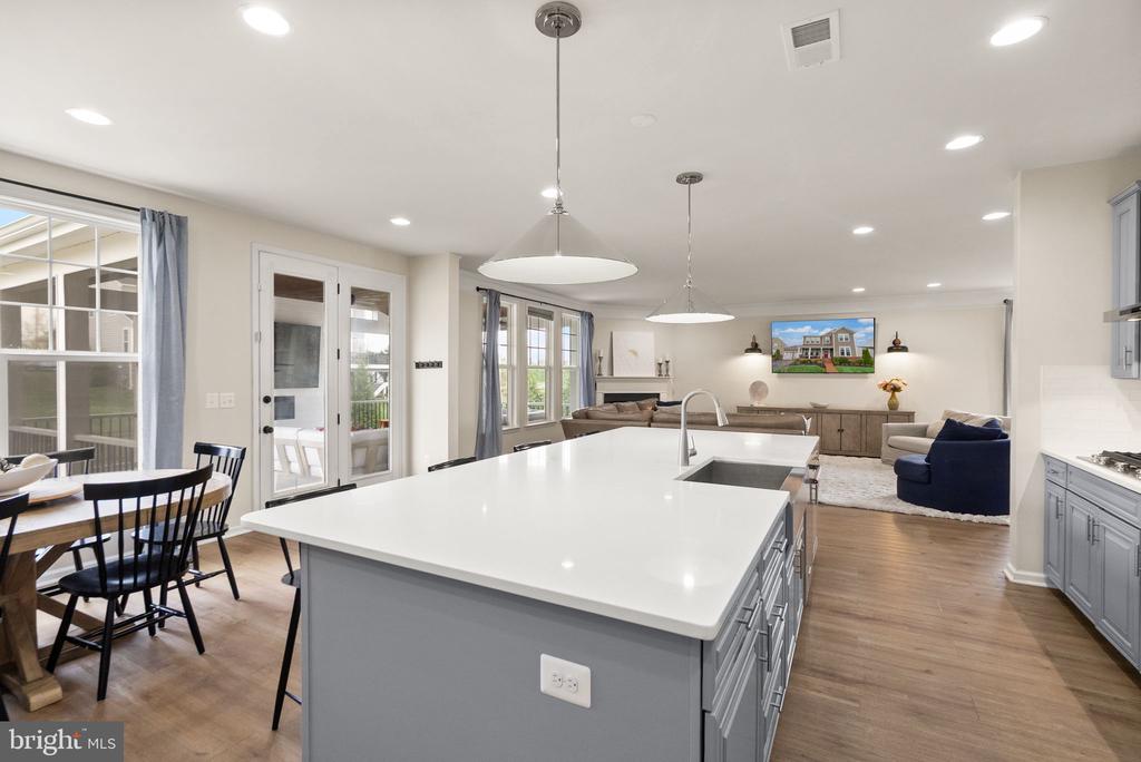 1004 Akan St SE