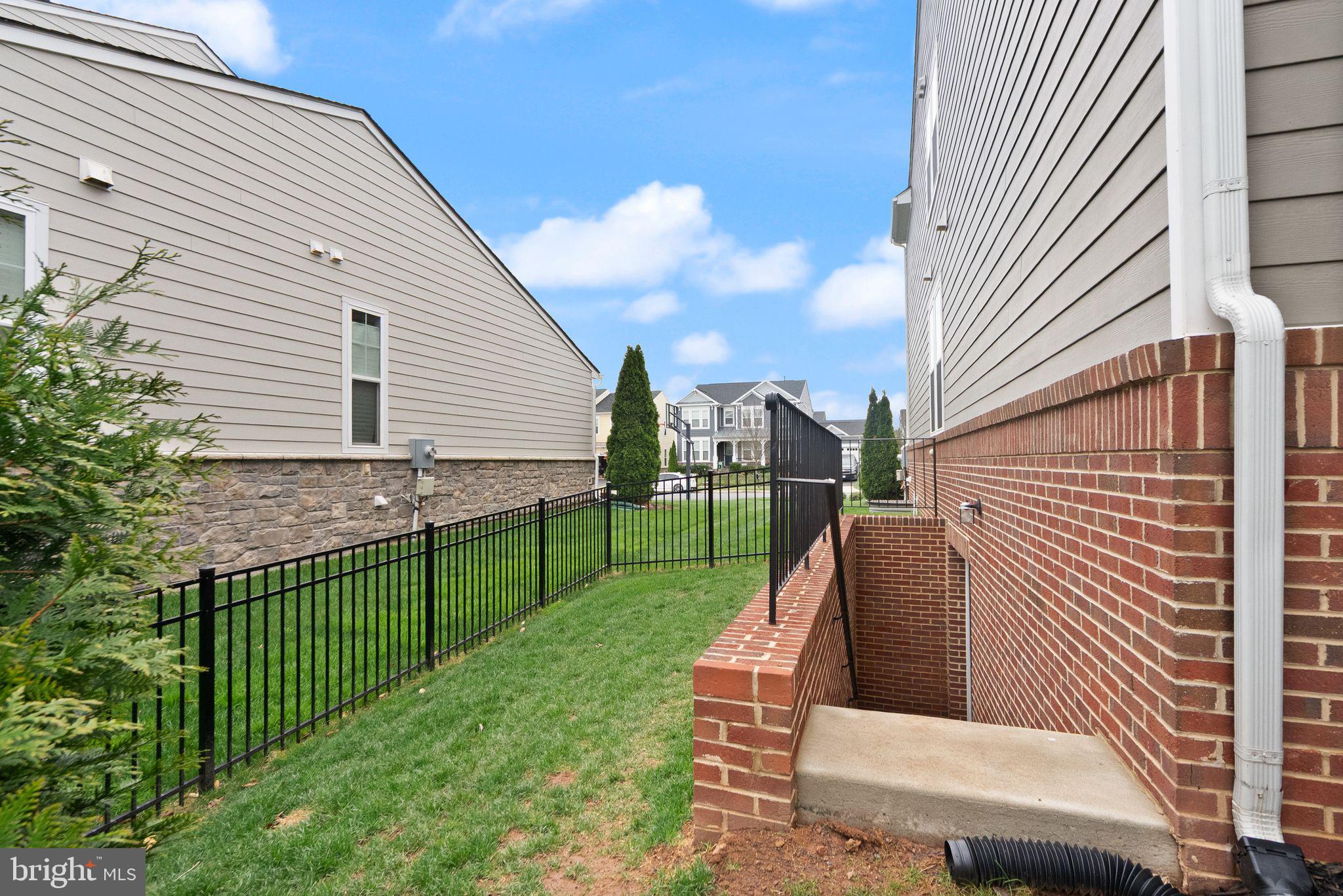1004 Akan St SE