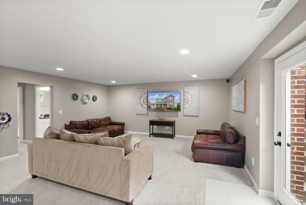 1004 Akan St SE